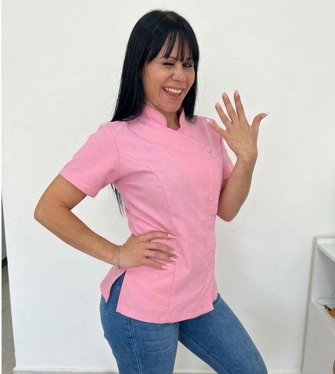 Manicura profesional en Rosario mostrando diseño de uñas